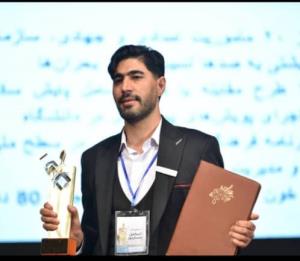 اسماعیل زمان‌پور بیشک، دانشجوی کارشناسی ارشد سلامت و ترافیک دانشگاه علوم پزشکی تبریز (دانشجوی فداکار)در بین ۳۷ دانشجو و گروه جهادی برتر در چهاردهمین آیین تندیس ملی فداکاری 