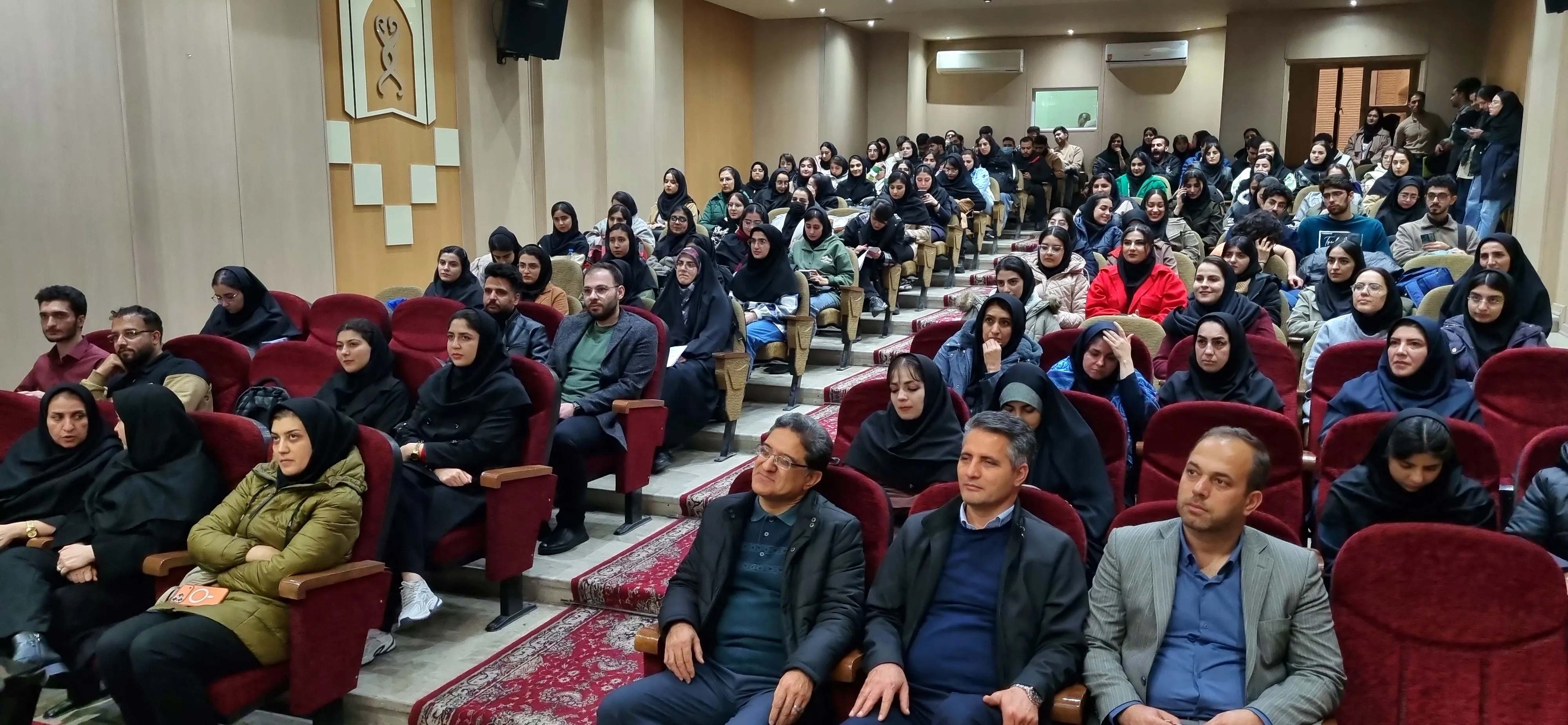 مراسم بزرگداشت روز زن و روز دانشجو در آمفی تئاتر دانشکده برگزار شد.